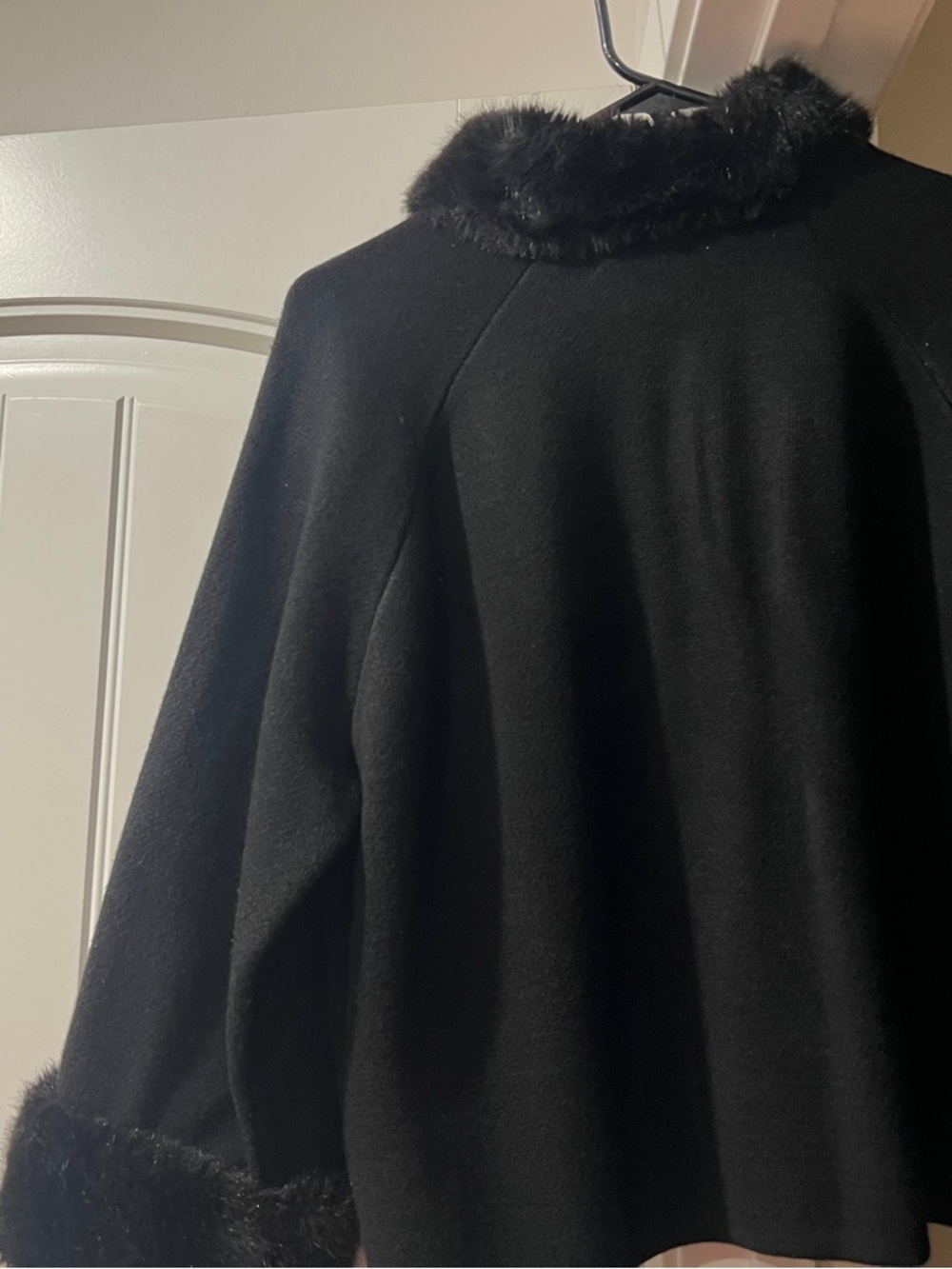 Hampton Studios Luxxel Black Faux Fur Collar Cape size Large. - Picture 7 of 7